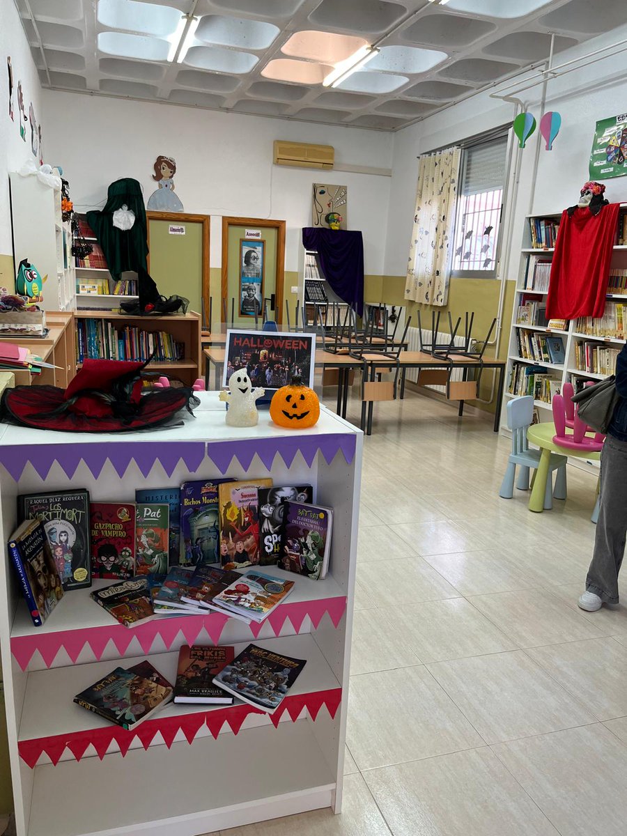 Durante los últimos días, el Equipo de Biblioteca ha organizado la Feria del Libro en el Hall del cole y actividades de Halloween en la Biblioteca. Todo esto con el objetivo de promocionar la lectura, valorizar la literatura y el conocimiento y facilitar el acceso a los libros😁