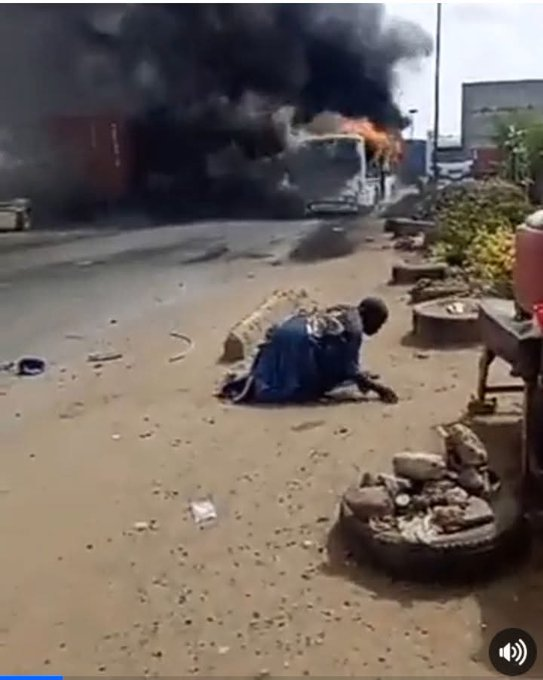 Pa bi di rame da méleni khaménako thi troupe théâtral Daray Cox déé. 😂😂 aka aye si comédie 🤣🤣