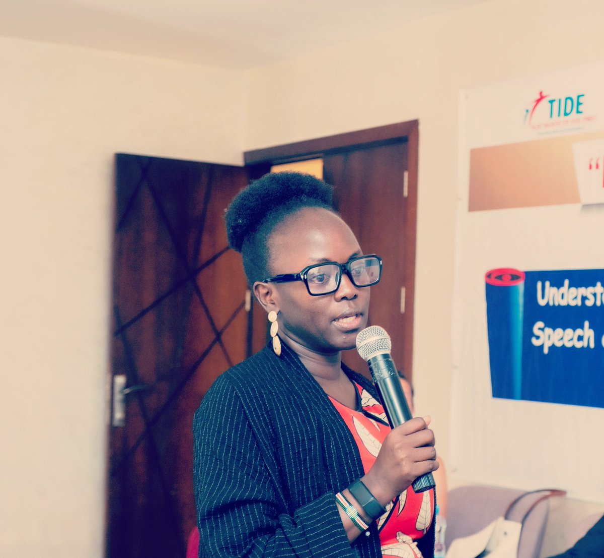 animuathiei's tweet image. Someone asked what solidarity looks like4someone who’s #stateless. I cldn’t answer-just felt that deep grief that steals your breath.💔 Watching El Fasher,🇸🇩, I broke down. Maybe solidarity is this: speaking, even when your voice shakes. 🕊️ 
Lets #TalkAboutSudan #EndStatelessness