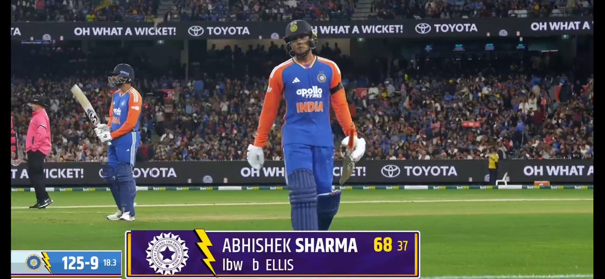 Introvert917's tweet image. एक तरफ जहां Abhishek Sharma  अकेले ऑस्ट्रेलिया की धुलाई कर रहे है वहीं दूसरी तरफ बाकी बल्लेबाज मानो तू चल मै आया में लगे हुए थे।

खास बात ये है कि Harshit Rana ने भी बल्लेबाजी कर टीम स्कोर में मदद की, जो उसे shivam dube से पहले बल्लेबाजी के लिए भेजा गया है?
#AUSvIND…