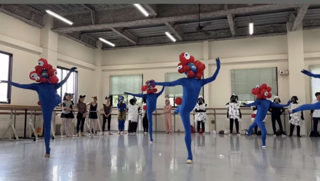 NBA バレエ団のハロウィンレッスン、毎年団員のこだわりと気合いが凄くて、もう引くに引けない所まで来てるな😂市販の衣装じゃなくて作り込んであるのも凄いし、今年は顔面黒塗りの方々も😂羊のショーンの衣装が途中で崩壊してくの「換毛期」って😂ミャクミャクのお顔周り、風船🎈？😳