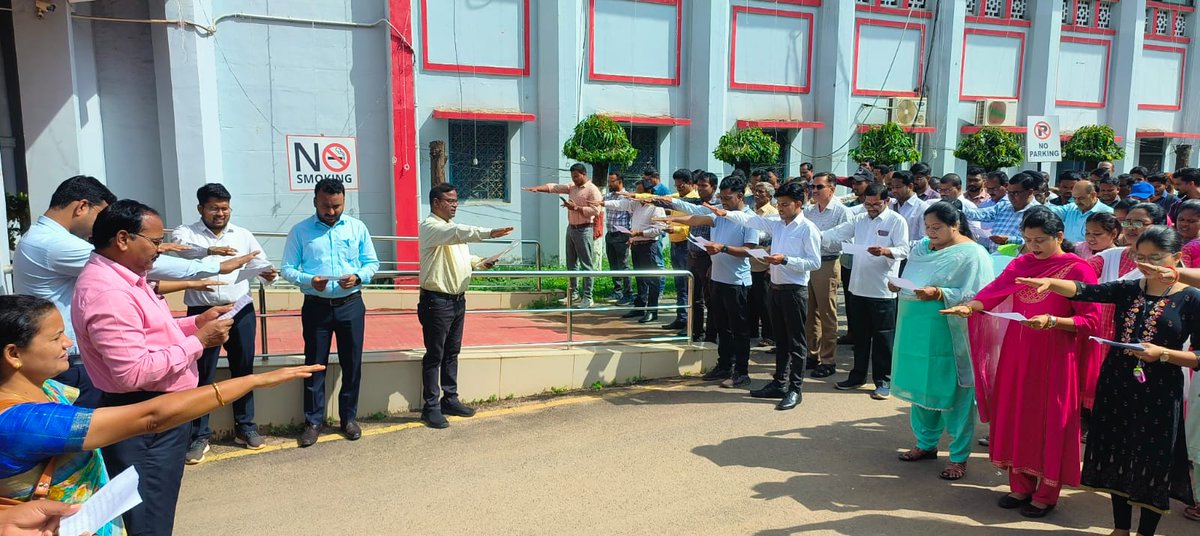 BastarDistrict's tweet image. राष्ट्रीय एकता दिवस पर एक संकल्प — एक भारत, श्रेष्ठ भारत 🇮🇳
आज सरदार वल्लभभाई पटेल की 150वीं जयंती पर
कमिश्नर कार्यालय, कलेक्टोरेट और अन्य विभागों के अधिकारियों-कर्मचारियों ने
ली राष्ट्रीय एकता और अखंडता की शपथ ✋
#UnityDay #NationalUnityDay