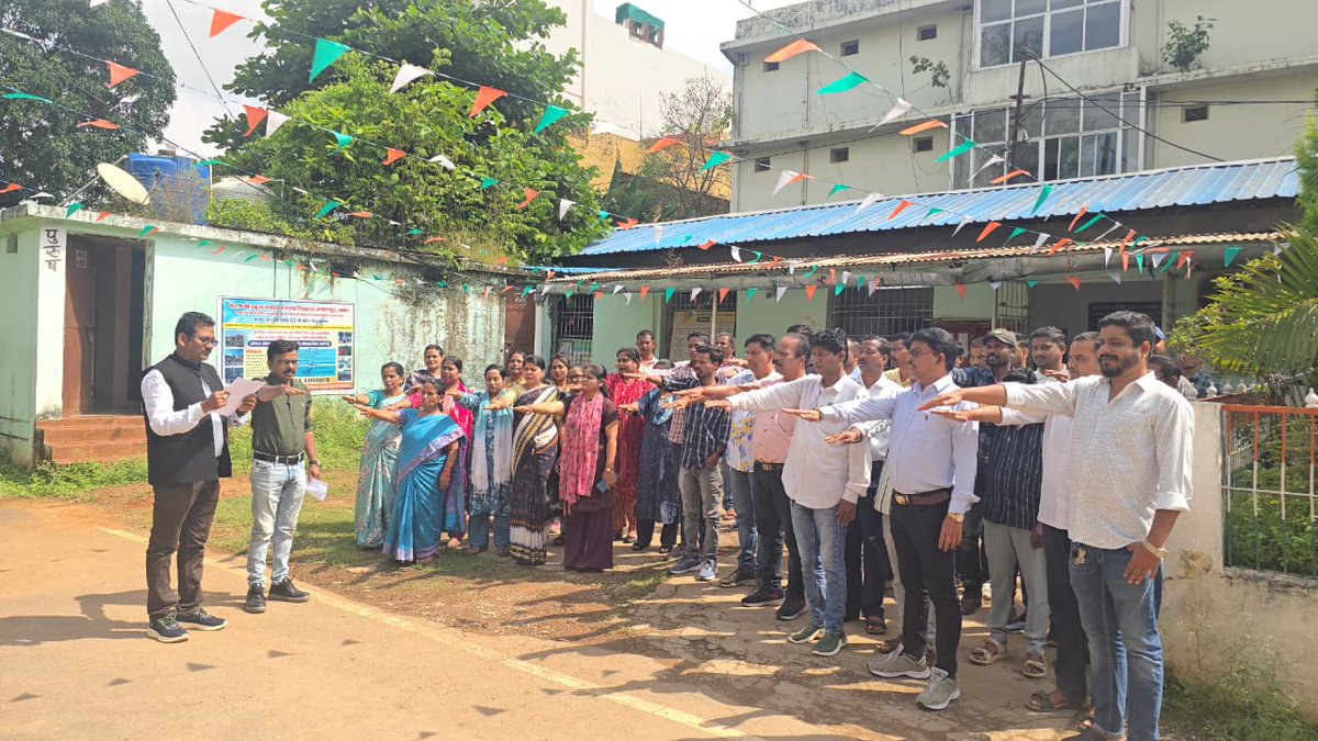 BastarDistrict's tweet image. राष्ट्रीय एकता दिवस पर एक संकल्प — एक भारत, श्रेष्ठ भारत 🇮🇳
आज सरदार वल्लभभाई पटेल की 150वीं जयंती पर
कमिश्नर कार्यालय, कलेक्टोरेट और अन्य विभागों के अधिकारियों-कर्मचारियों ने
ली राष्ट्रीय एकता और अखंडता की शपथ ✋
#UnityDay #NationalUnityDay