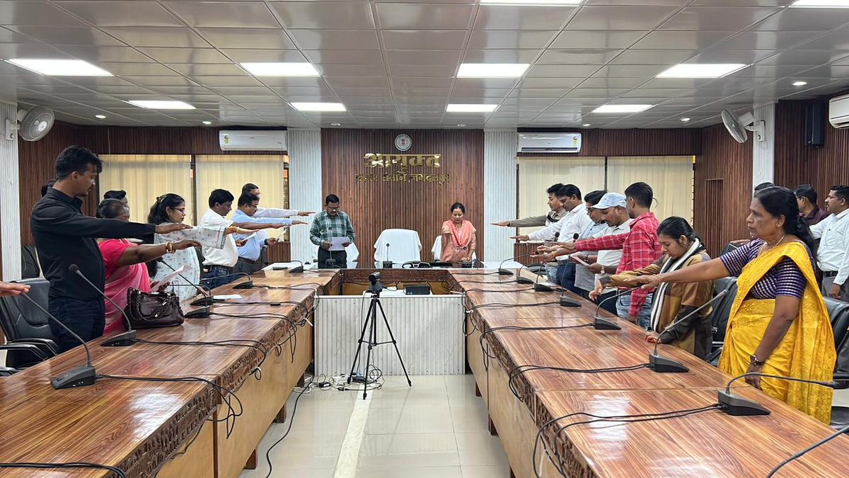 BastarDistrict's tweet image. राष्ट्रीय एकता दिवस पर एक संकल्प — एक भारत, श्रेष्ठ भारत 🇮🇳
आज सरदार वल्लभभाई पटेल की 150वीं जयंती पर
कमिश्नर कार्यालय, कलेक्टोरेट और अन्य विभागों के अधिकारियों-कर्मचारियों ने
ली राष्ट्रीय एकता और अखंडता की शपथ ✋
#UnityDay #NationalUnityDay