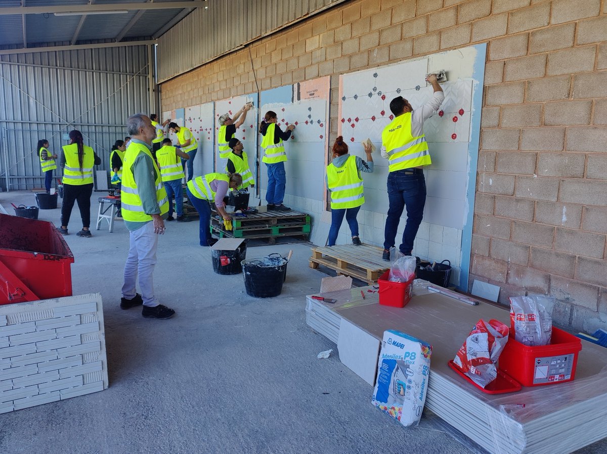 Proalso's tweet image. Avanzando en la formación de instalación de revestimientos cerámicos según #UNE138002 del curso organizado por @CruzRojaCS. El aprendizaje llega progresivamente,buen ambiente de trabajo, buena actitud de los alumnos, buen equipamiento y materiales en instalaciones de Marazzi.