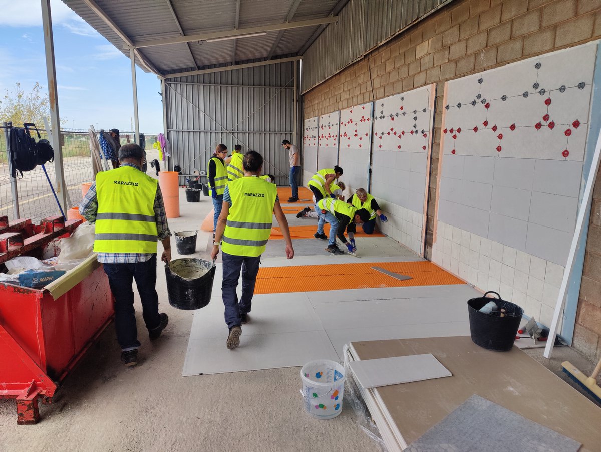 Proalso's tweet image. Avanzando en la formación de instalación de revestimientos cerámicos según #UNE138002 del curso organizado por @CruzRojaCS. El aprendizaje llega progresivamente,buen ambiente de trabajo, buena actitud de los alumnos, buen equipamiento y materiales en instalaciones de Marazzi.