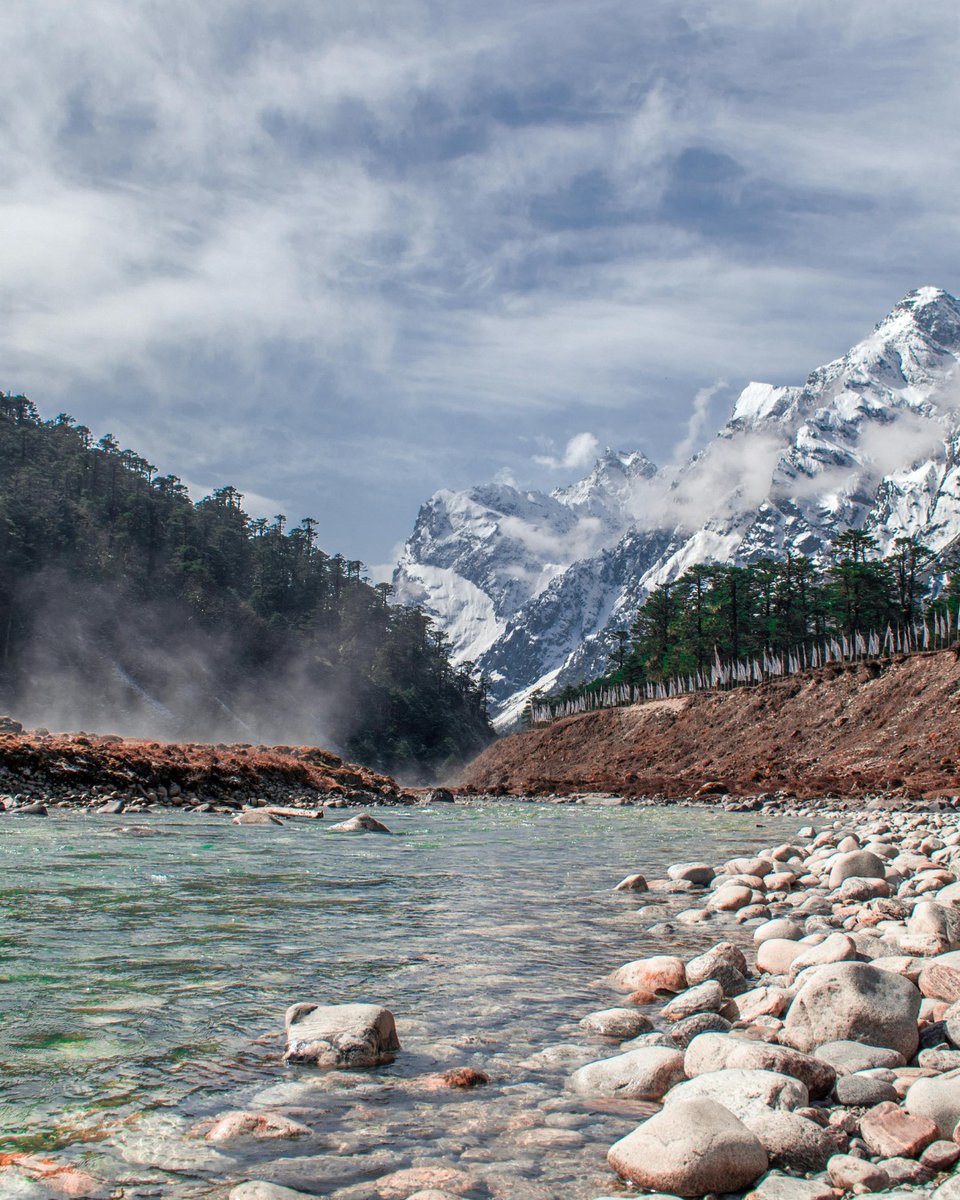 BoutIndia's tweet photo. Known as the “Valley of Flowers”, Yumthang Valley in Sikkim is a breathtaking paradise where nature paints its most vivid picture. Nestled at an altitude of around 11,800 feet, this stunning valley lies about 140 km from Gangtok. https://t.co/UaZ8DJVAp7