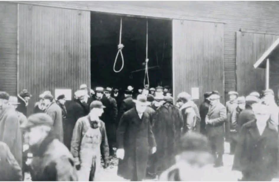 Пенни-аукцион на заложенной ферме в Мичигане.

На фото 1936 года запечатлен аукцион фермы стоимостью в один цент в Мичигане -  один из самых изобретательных и смелых актов сопротивления, возникших во время Великой депрессии. 

Когда банки конфисковали фермы обедневших семей, что