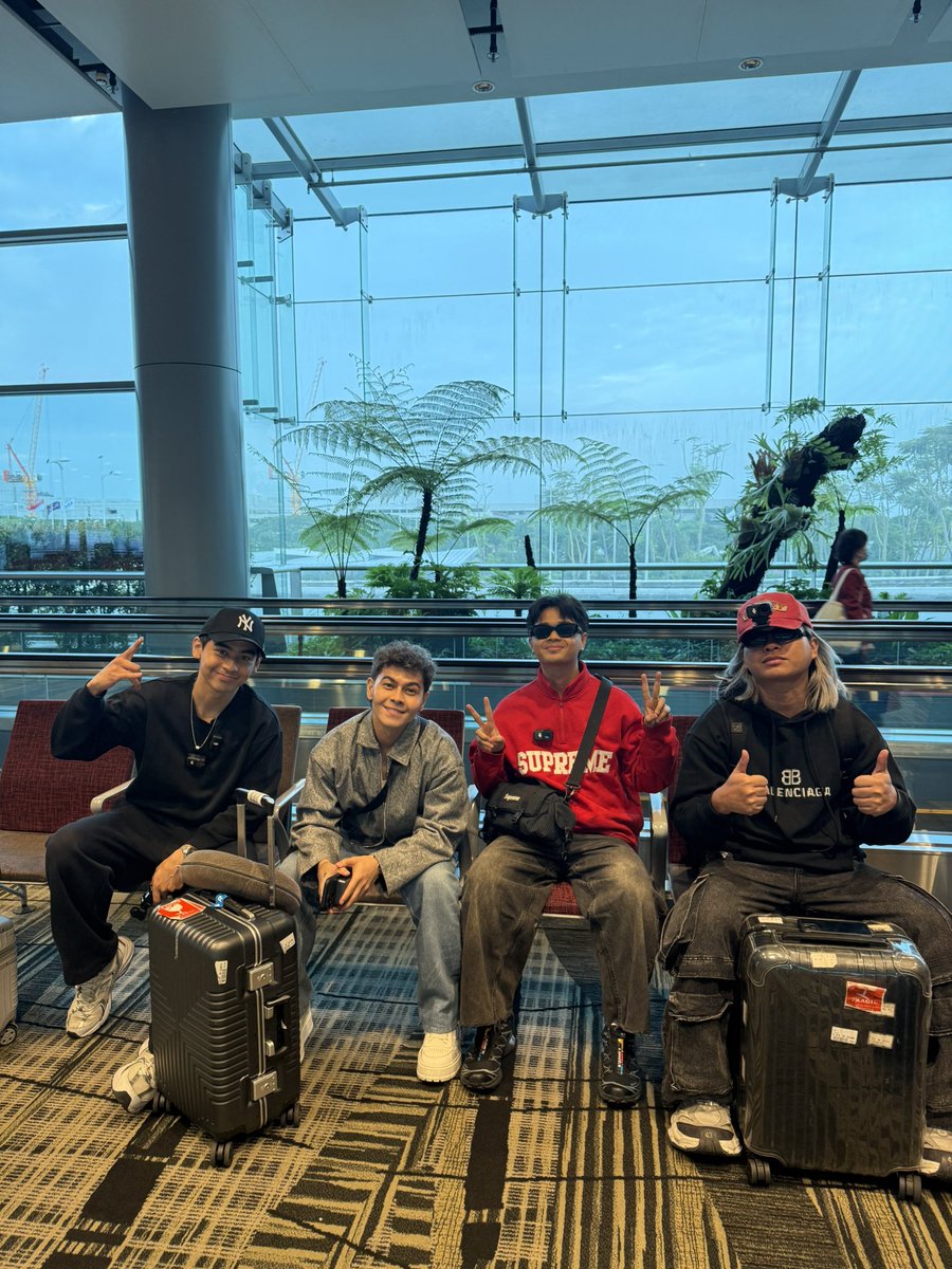 Just landed! Hello Singapore! 🇸🇬

TATAWID PATUNGONG SINGAPORE 
#TAWIDAlbumTour #TheJuans 
#TAWIDSingapore #TheJuansLiveinSG