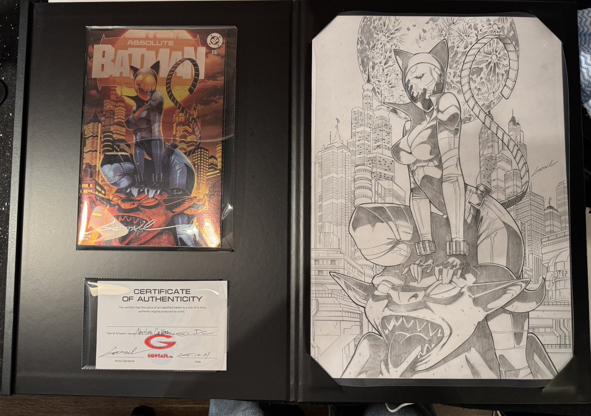 godtail_eve's tweet image. Absolute Catwomanのカバーの原画とカバーをまとめたBOOKを制作しました！
サインや日付、印鑑なども付いてます！
#catwoman
#absolute
#DC