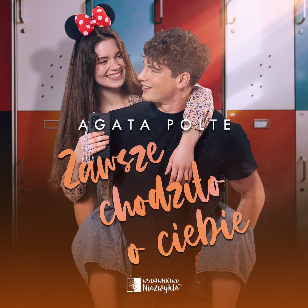 Audioserial #papierowezcoc jest już dostępny w EmpikGo i na Legimi, a będzie też na Storytel, Woblink i w Audiotece 🐭 🧡 W środku usłyszycie stworzoną specjalnie do tej produkcji piosenkę, którą kocham całym sercem. Miłego słuchania 🥹🧡