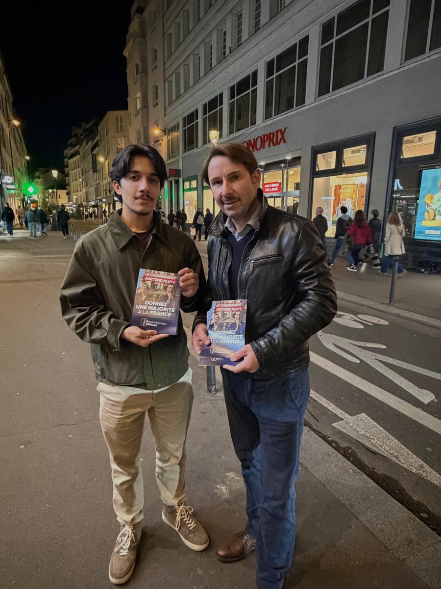 re_ddm's tweet image. Jeudi soir, le @RNational_off75 était présent au metro La Motte-Piquet Grenelle pour défendre les idées du @RNational_off et appeler à la #dissolution de l&apos; @AssembleeNat. 

Il est temps de redonner la parole au peuple.