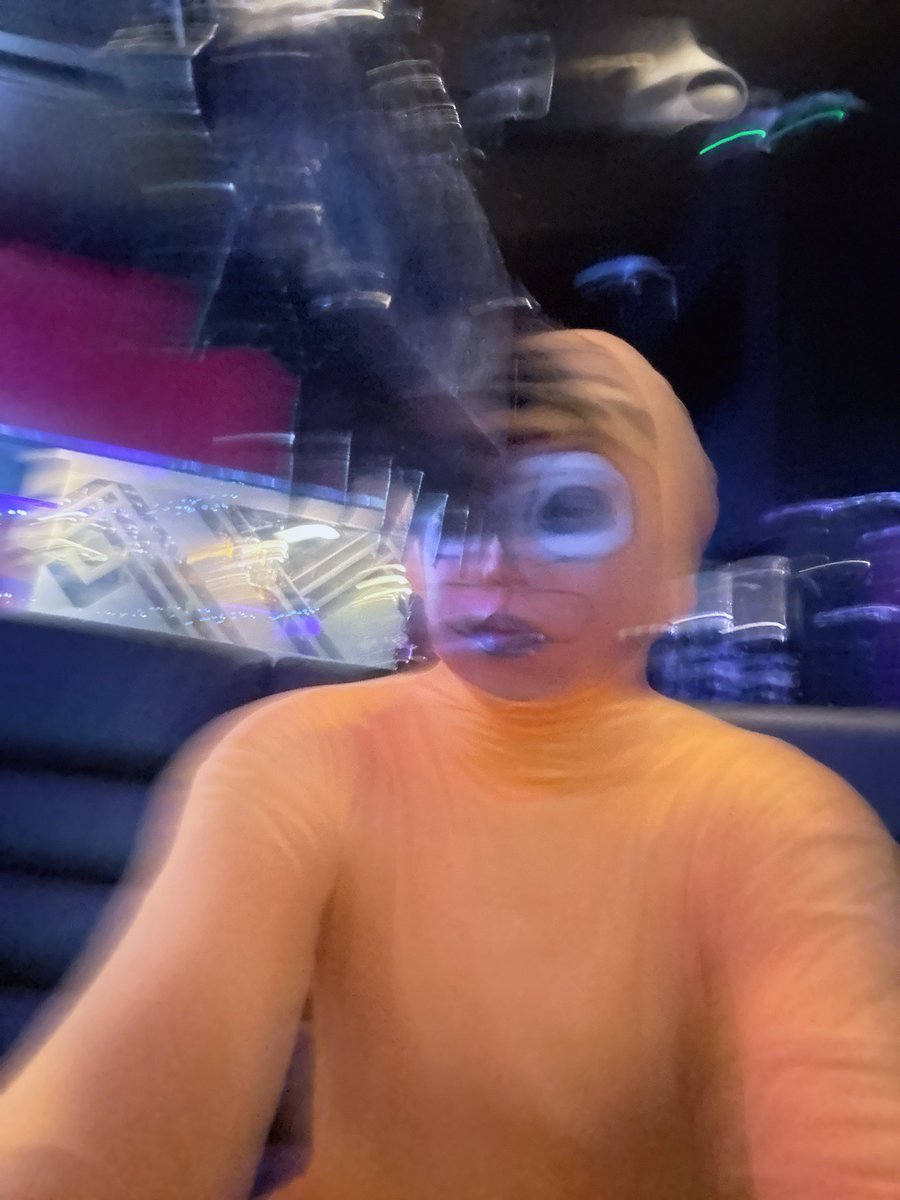 ヴィいいいいんんん‼️
手抜きコスプレメンコンキャストをチェンソーで切り刻むワン‼️