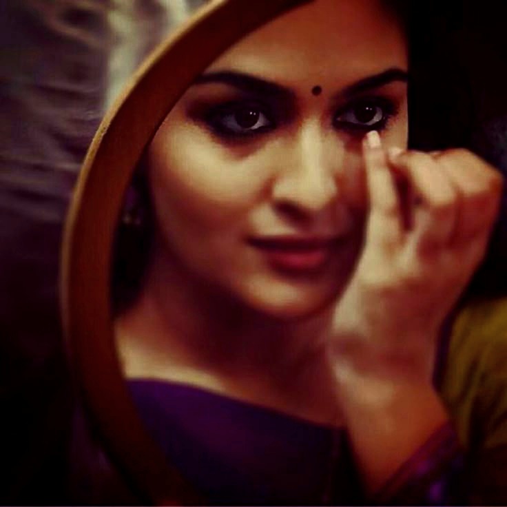 चढ़ता है बस श्रृंगार हर रोज़ चेहरे पे,
रूप निखरता है बस तेरी नज़र से। 

#डाॅली