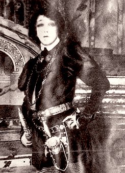 Cette photo est incroyable !

Il s’agit de Sarah Bernhardt jouant Lorenzo de Médicis dans Lorenzaccio, d'Alfred de Musset. 

Représentation au théâtre de la Renaissance (Paris) en 1896.