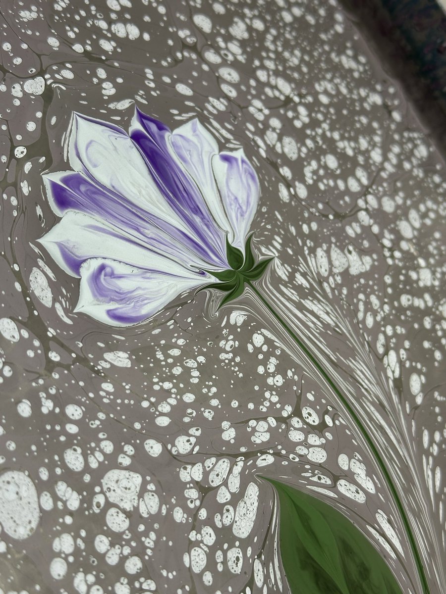 Yorgunuz.. günlerin gölgesinde kalan taraflarımız çiçek açmıyor. Kırılıyoruz. Çünkü umuyoruz. Çünkü insanız. Erebilsek o makama ne kalbimizde bunca gam birikir ne gözümüzde yaş. Kusurlu ama makul tarafımız bu. İnsanız nihayetinde.