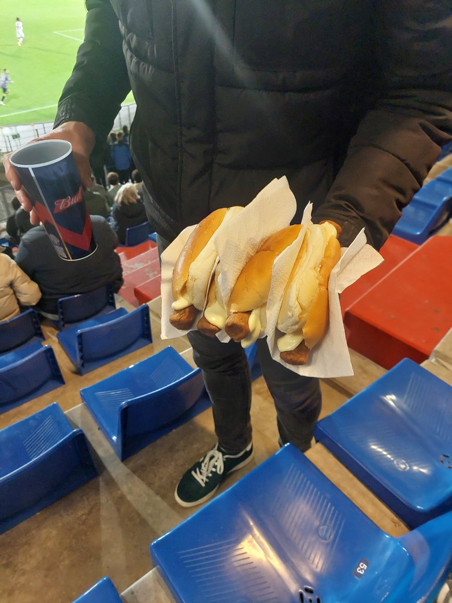 Publiekswissel9's tweet image. Dit seizoen staat het bekeravontuur gelijk aan de broodjestest! RBc scoorde meteen hoge ogen. Bij Willem II ging al mis, er waren geen worstenbroodjes. Aangezien Dordt al meteen (hard) onderuit ging, zijn wij benieuwd wat ons volgende broodje gaat worden!