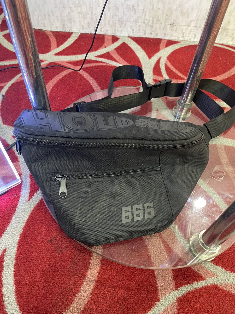 ヴヴヴ２とコラボしている
⛩️五方山　熊野神社様⛩️

店長が行ってきてくれました🙏

頂いた絵馬を
早速飾っている店長が
そりゃもぅ楽しそうなこと😅✨

下に置いてあるカバンは
どうやら店長の宝物✨らしい😎

#ヴァルヴレイヴ２
#導入日は11月4日