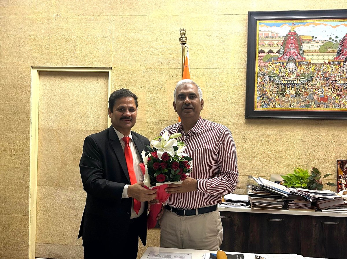 nhpcltd's tweet image. Shri Sanjay Kumar Singh, Director (Projects), #NHPC, met Shri Manoj Ahuja, Chief Secretary, Government of Odisha, on 30th October 2025, and Shri Vishal Kumar Dev, Principal Secretary (Power), Government of Odisha, on 31st October 2025 and appraised the status of the ongoing solar…