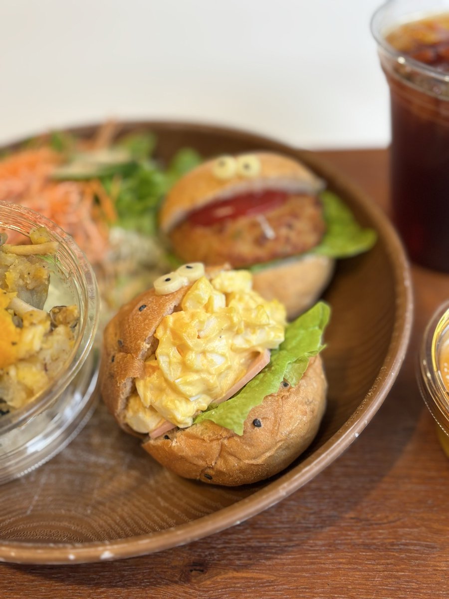 派遣免許証の受け取りに東京労働局へ
ランチは焼き肉と思ってたけど
昨晩から正体不明の腹痛で…
焼き肉の写真を見るとキリキリして断念😫
たまたま見つけたカフェで軽食！
可愛いランチでした🐶

犬も歩けばいいカフェにあたる🐾

あとは腹痛早く回復して欲しい🍀