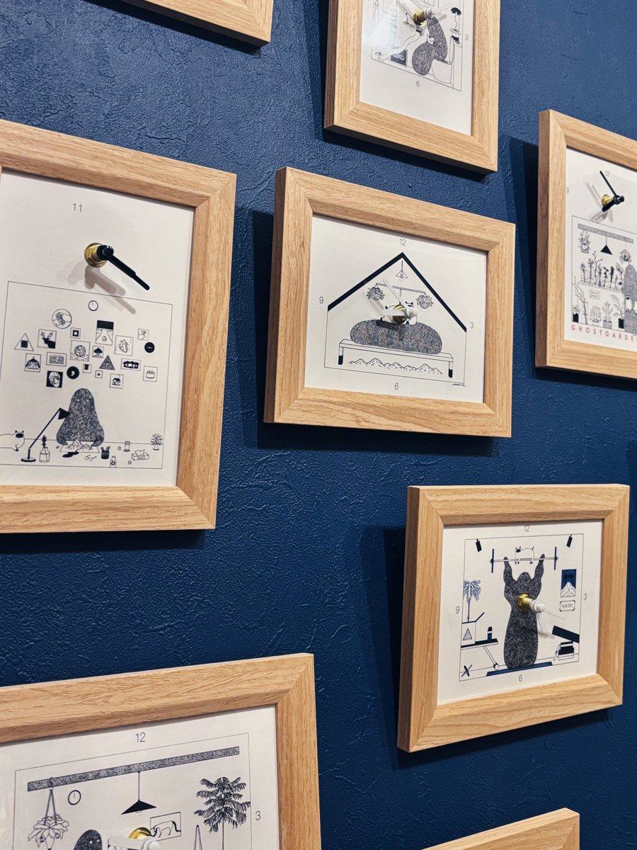 tobird_'s tweet image. オバケの日常をテーマにしたイラストシリーズと、3つ異なる時間帯で撮影した旅の馬の写真のWALLCLOCK (木枠掛け時計)をオンラインショップにアップしました👻🫏⏳

ちょっとしたギフトにもオススメです🕊️

greenisshop.com

#illustration #photograph #wallclock #ghost #horse #掛け時計