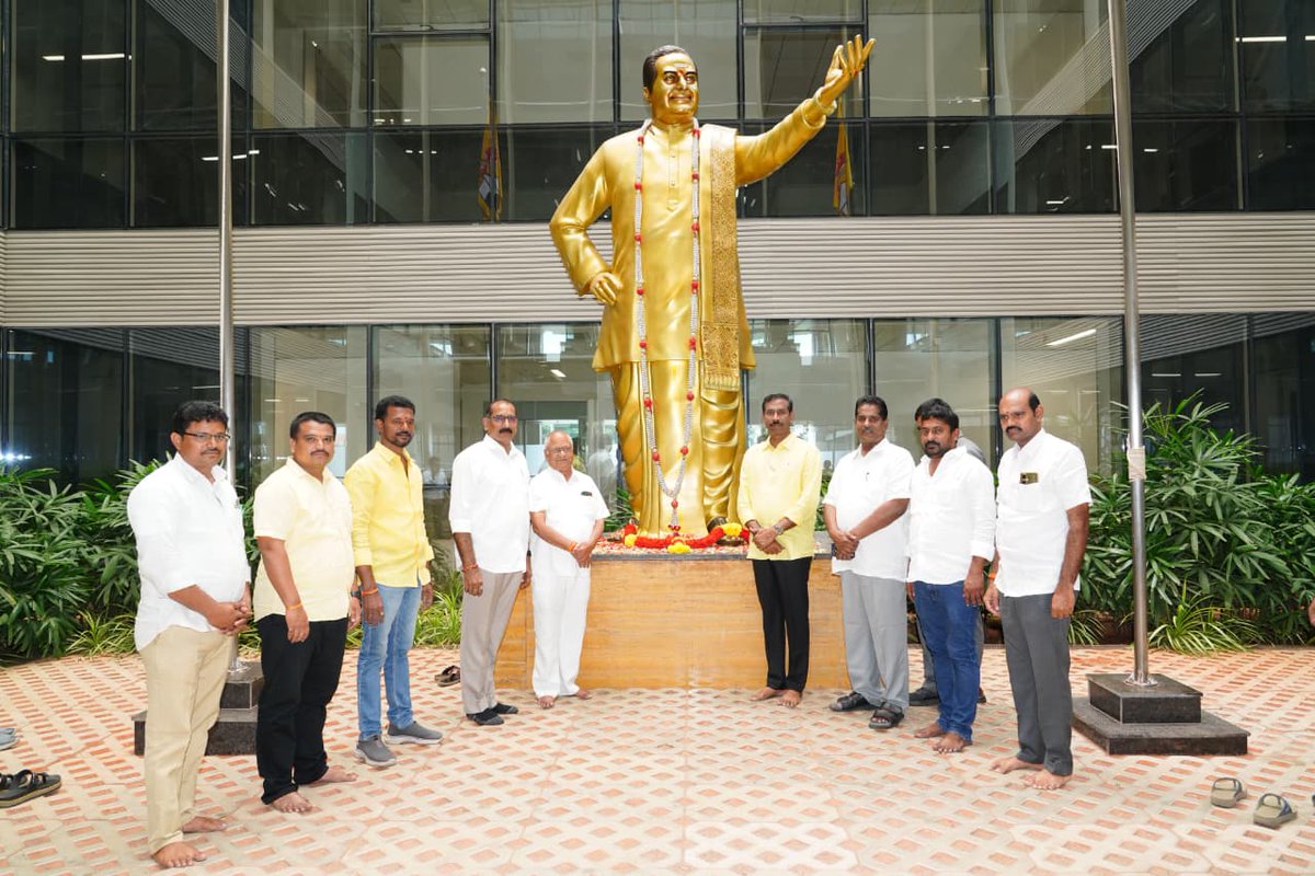 Pallasrinivas4u's tweet image. టీడీపీ రాష్ట్ర అధ్యక్షులు శ్రీ పల్లా శ్రీనివాసరావు గారు ఉక్కు మనిషి శ్రీ సర్ధార్ వల్లభాయ్ పటేల్ గారికి మరియు టీడీపీ పార్టీ వ్యవస్థాపకులు శ్రీ నందమూరి తారక రామారావు గారికి కేంద్ర పార్టీ కార్యాలయంలో నివాళులు అర్పించారు.

#TDP #PallaSrinivasaRao #TDPStatePresident…