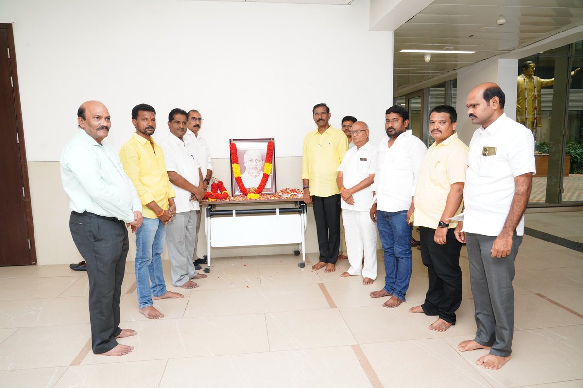 Pallasrinivas4u's tweet image. టీడీపీ రాష్ట్ర అధ్యక్షులు శ్రీ పల్లా శ్రీనివాసరావు గారు ఉక్కు మనిషి శ్రీ సర్ధార్ వల్లభాయ్ పటేల్ గారికి మరియు టీడీపీ పార్టీ వ్యవస్థాపకులు శ్రీ నందమూరి తారక రామారావు గారికి కేంద్ర పార్టీ కార్యాలయంలో నివాళులు అర్పించారు.

#TDP #PallaSrinivasaRao #TDPStatePresident…