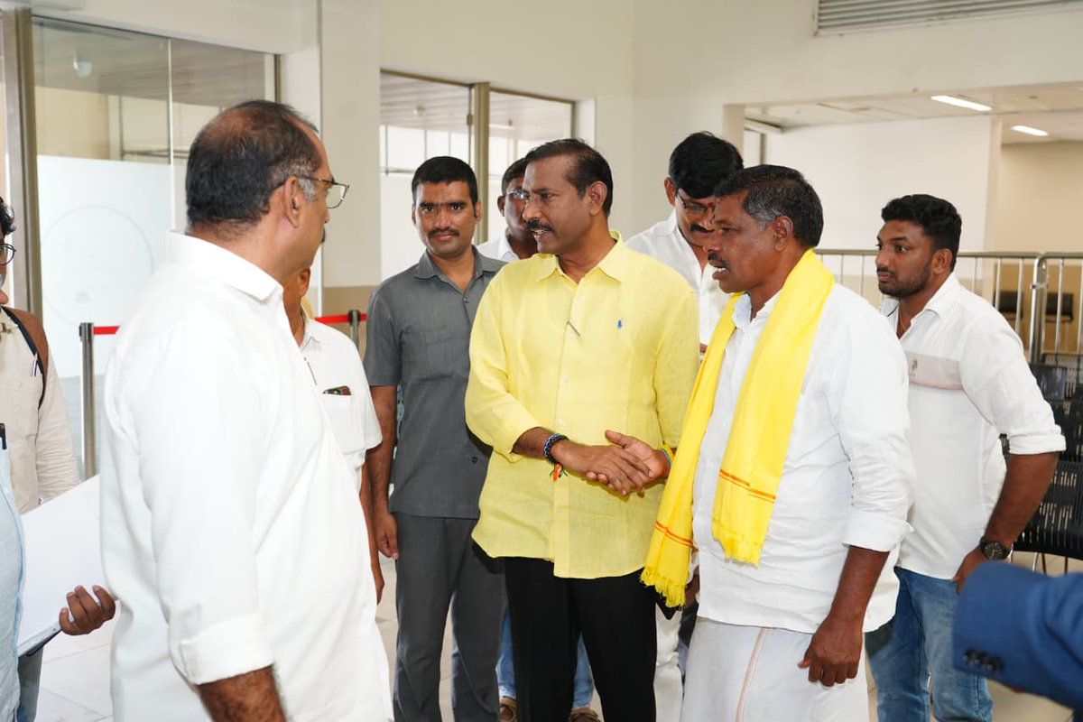 Pallasrinivas4u's tweet image. టీడీపీ రాష్ట్ర అధ్యక్షులు శ్రీ పల్లా శ్రీనివాసరావు గారు ఉక్కు మనిషి శ్రీ సర్ధార్ వల్లభాయ్ పటేల్ గారికి మరియు టీడీపీ పార్టీ వ్యవస్థాపకులు శ్రీ నందమూరి తారక రామారావు గారికి కేంద్ర పార్టీ కార్యాలయంలో నివాళులు అర్పించారు.

#TDP #PallaSrinivasaRao #TDPStatePresident…