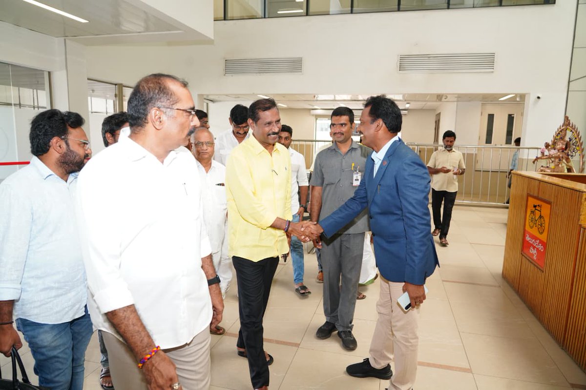 Pallasrinivas4u's tweet image. టీడీపీ రాష్ట్ర అధ్యక్షులు శ్రీ పల్లా శ్రీనివాసరావు గారు ఉక్కు మనిషి శ్రీ సర్ధార్ వల్లభాయ్ పటేల్ గారికి మరియు టీడీపీ పార్టీ వ్యవస్థాపకులు శ్రీ నందమూరి తారక రామారావు గారికి కేంద్ర పార్టీ కార్యాలయంలో నివాళులు అర్పించారు.

#TDP #PallaSrinivasaRao #TDPStatePresident…