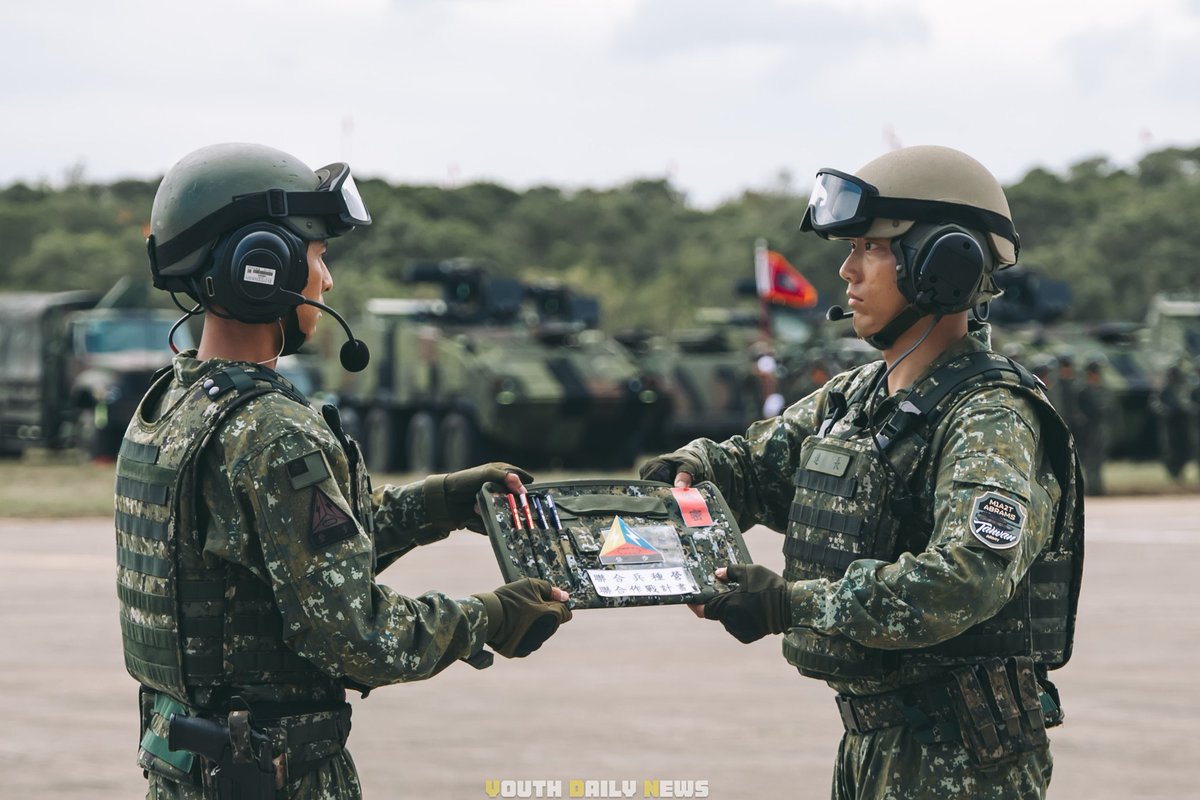 YDN_NEWS's tweet image. 🇹🇼The #ROCArmy’s 3rd Combined Arms Battalion, 584th Armor Brigade activation ceremony, marking the unit’s re-equipment with #M1A2T tanks.  This milestone marks the #ROCArmedForces’ commitment to modernization and combat readiness.
🇹🇼陸軍裝甲584旅聯兵3營 #M1A2T 戰車成軍，#國軍…
