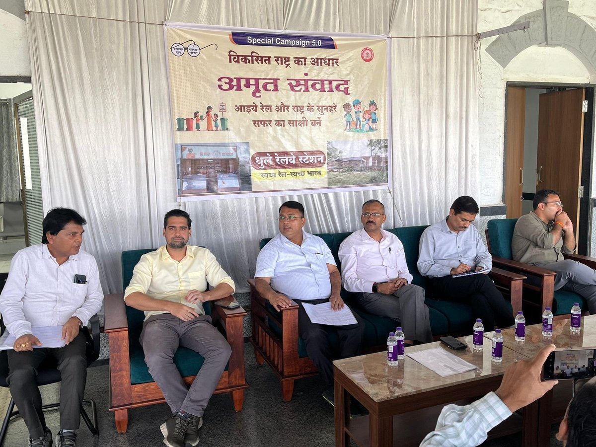 राष्ट्रीय एकता दिवस के उपलक्ष्य में रेल भवन में शपथ ग्रहण समारोह का आयोजन किया गया।
इस अवसर पर रेलवे बोर्ड के चेयरमैन एवं मुख्य कार्यकारी अधिकारी श्री सतीश कुमार जी ने
रेल कर्मचारियों को राष्ट्रीय एकता की शपथ दिलाई।
#RashtriyaEktaDiwas