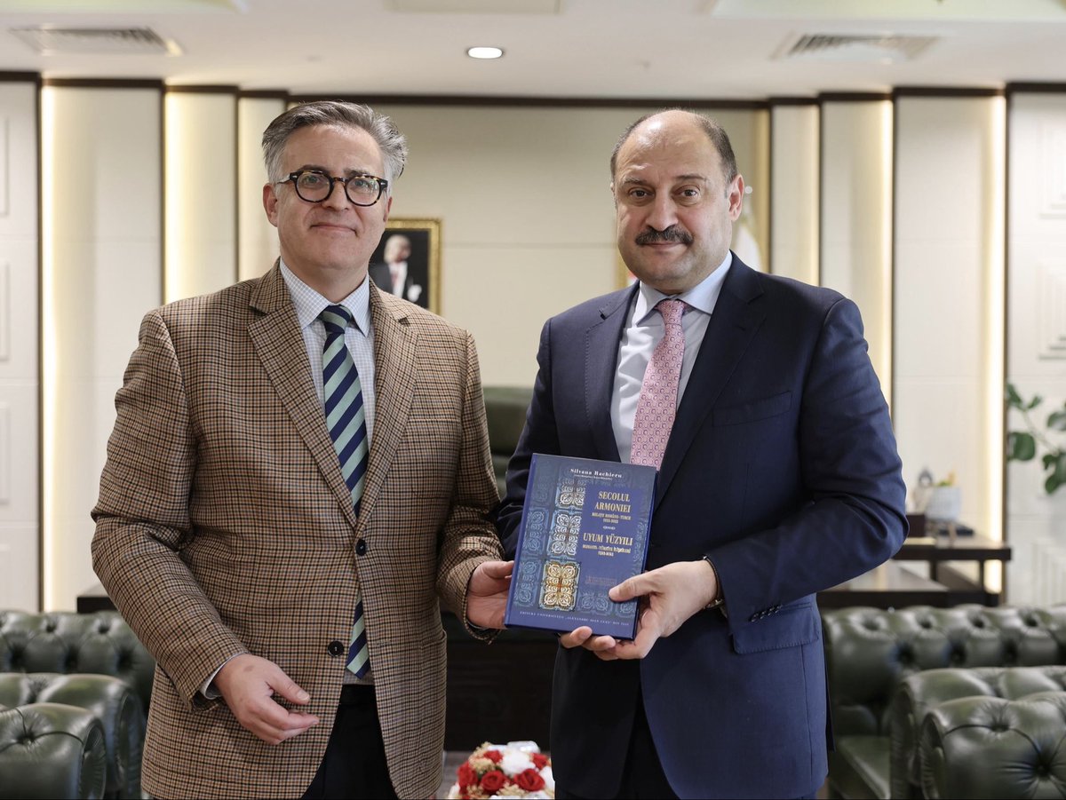 Romanya Ankara Büyükelçisi Stefan Tinca, Büyükelçi Müsteşarı Doru Liciu ve Romanya Şanlıurfa Fahri Konsolosu Mehmet Erdem, Şanlıurfa Büyükşehir Belediye Başkanımız Mehmet Kasım Gülpınar'ı ziyaret ettiler.

Görüşmede, Şanlıurfa ile Romanya arasında yürütülebilecek ortak projeler