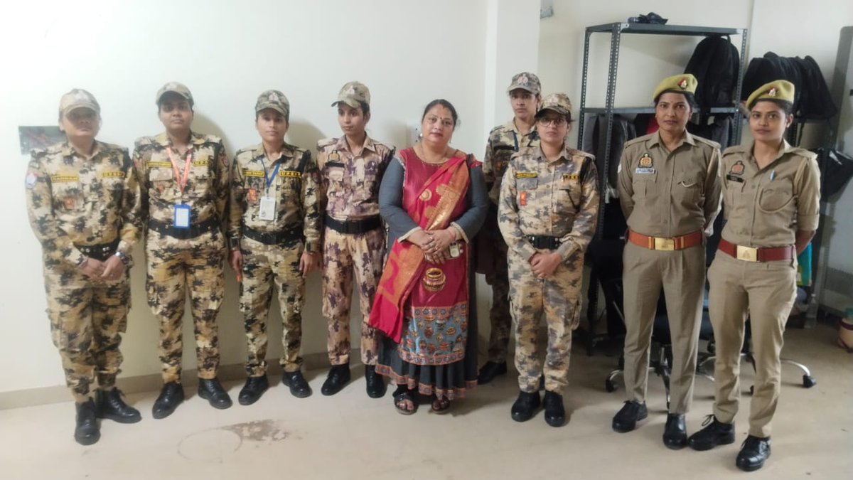 02bn_ssf_gkp's tweet photo. दिनांक 31-10-2025 को #सिविल_एयरपोर्ट_गोरखपुर में ड्यूटीरत 02वीं वाहिनी विशेष सुरक्षा बल गोरखपुर की महिला अधिकारियों / कर्मचारियों को कार्यस्थल पर महिलाओं के लैंगिक उत्पीड़न अधिनियम,2013 के जागरूकता के संबंध में बताया गया।
@ADG_UPSSF_HQ
@Uppolice
@AAI_Official 
@gorakhpurpolice https://t.co/Oqj7Ywr4Lr