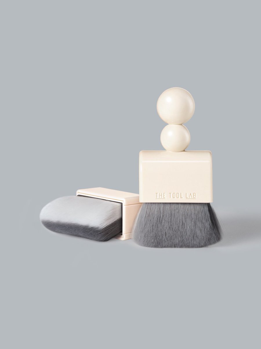 ThetoollabJ's tweet image. こんなツール見たことある? 
スパチュラとパフがひとつになった
【ツールマグネットスタイラー】 
これひとつで密着ベースメイクが完成✨
日本ではQoo10限定で新発売!🎉 
明日11/1(土)から始まるQoo10メガポセールでいち早くお得なクーポンと一緒にゲットのチャンス!
#event 🎁…