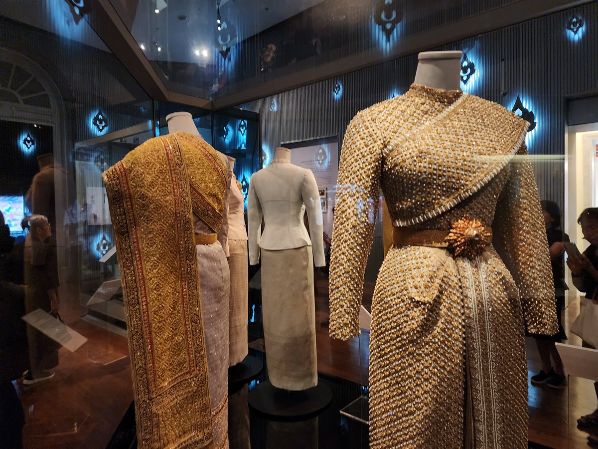 วันนี้ไปถวายสักการะพระบรมศพเลยได้เข้าไป #พิพิธภัณฑ์ผ้าในสมเด็จพระนางเจ้าสิริกิติ์พระบรมราชินีนาถ เปิดให้ เข้าชมฟรี ซึ่งปกติไม่ได้อนุญาติให้ถ่ายรูป แต่ช่วงนี้ถ่ายรูปได้ค่ะ 
ชมต้นแบบ #ฉลองพระองค์ชุดไทยพระราชนิยมทั้ง8แบบ ที่ #สมเด็จพระพันปีหลวง ทรงมีพระราชดำริให้สร้างสรรค์ขึ้น