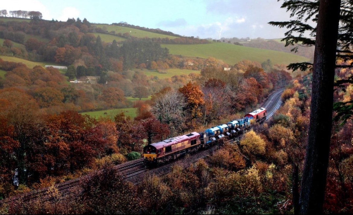 NetworkRailMAN's tweet image. Sometimes you’ve got to stop and take in the tracks 🧡🍁

#NetworkRail #AutumnVibes