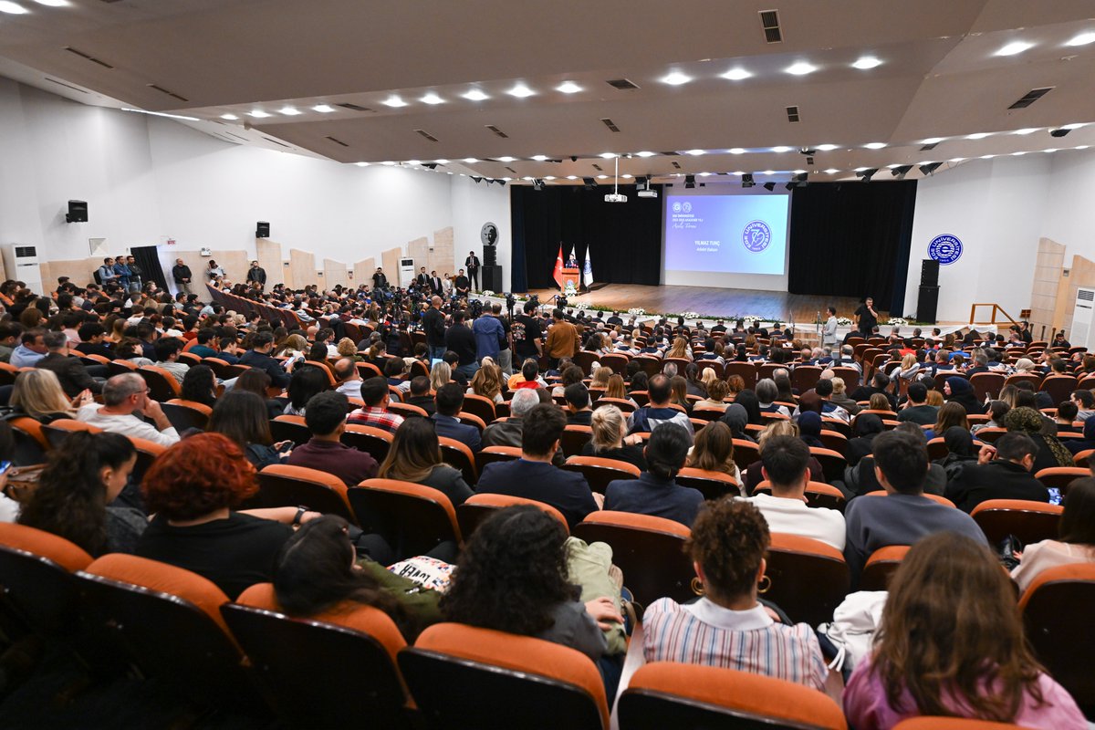 yilmaztunc's tweet photo. Ege Üniversitesi 2025-2026 Akademik Yılı Açılış Töreninde geleceğimizin aydınlık yarınları öğrencilerimiz ve akademisyenlerimizle bir araya geldik.

Eğitim ve bilimin kalbi olan ilim yuvamızda aynı atmosferi paylaşmaktan mutluluk duyduğumuz genç kardeşlerimizin heyecanına ortak olduk.

Tarihe damga vuran ecdadımızın izinde yürüyen, kendini her alanda yetiştiren, vatanına ve milletine sevdalı gençlerimizle geleceğe emin adımlarla ilerliyoruz.

Cumhurbaşkanımız Sayın Recep Tayyip Erdoğan’ın liderliğinde temellerini attığımız #TürkiyeYüzyılı gençlerimizin vizyonuyla şekillenecek, ülkemiz dünyadaki gücünü daha da artıracaktır.

Yeni akademik yılın hayırlara vesile olmanı temenni ediyor, tüm öğrencilerimize ve akademisyenlerimize başarılar diliyorum.

@ProfNecdetBudak
@UniversiteEge

📍 #İzmir