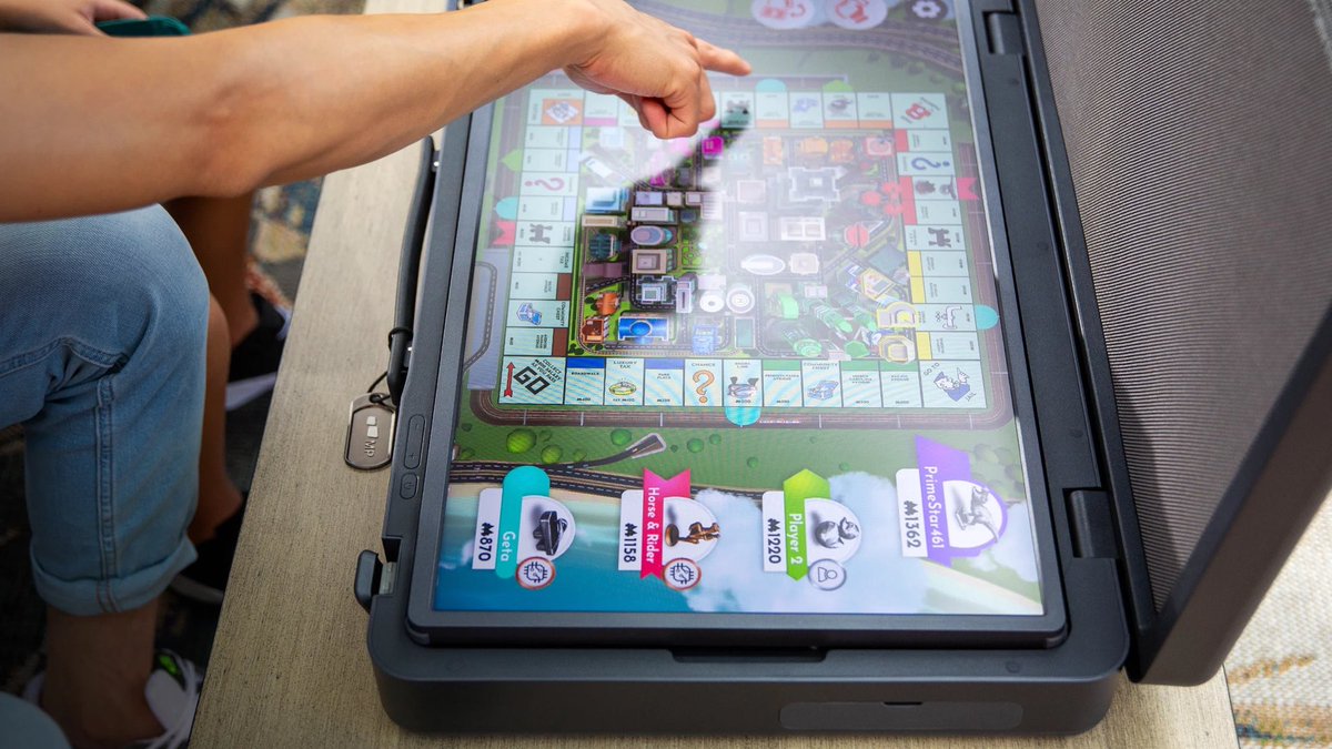 ComputerWorksAG's tweet image. Pixcase bringt Power &amp;amp; Flexibilität auf ein neues Level. Der einzigartige 27-Zoll-Touchscreen liefert beeindruckende Performance egal, ob du unter freiem Himmel am gamen bist oder im Meetingraum überzeugen musst. Es bietet in jeder Umgebung ein atemberaubendes Grossbild-Erlebnis