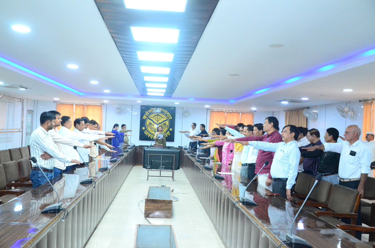 BagpatDm's tweet image. आज राष्ट्रीय एकता दिवस के अवसर पर लौह पुरुष सरदार वल्लभभाई पटेल जी की 150वीं जयंती के अवसर पर बागपत कलेक्ट्रेट सभागार में सभी ने राष्ट्र की #एकता, अखंडता एवं सुरक्षा बनाए रखने की #शपथ ली एवं सरदार पटेल के चित्र पर पुष्पांजलि अर्पित की। #UnityDay #SardarPatel