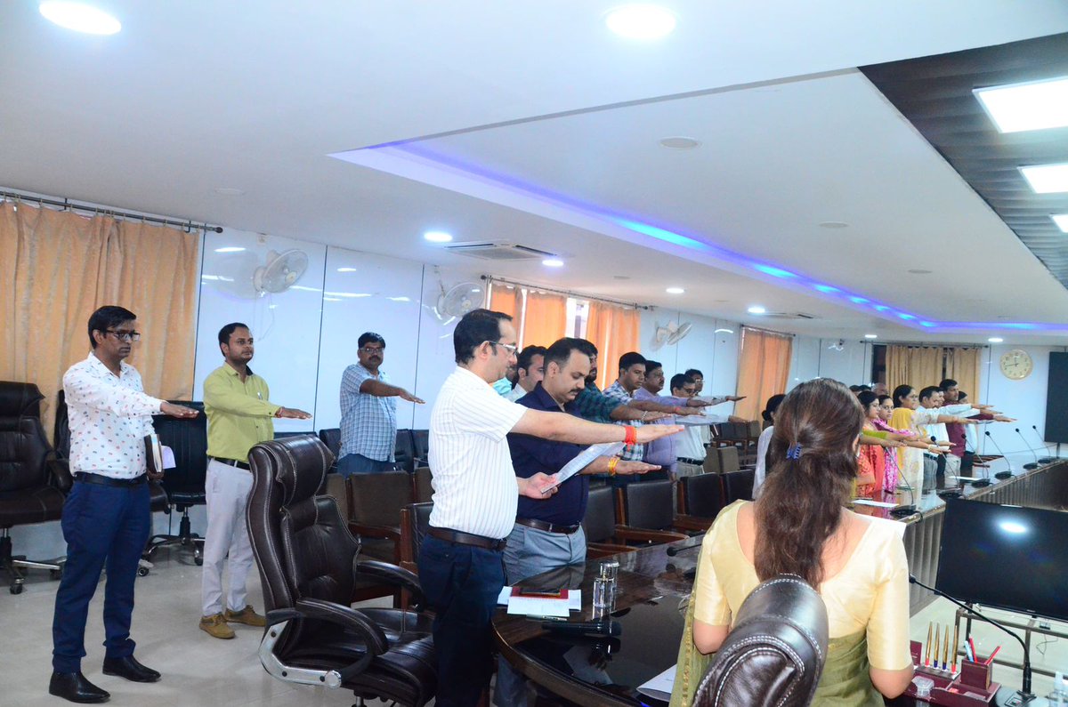 BagpatDm's tweet image. आज राष्ट्रीय एकता दिवस के अवसर पर लौह पुरुष सरदार वल्लभभाई पटेल जी की 150वीं जयंती के अवसर पर बागपत कलेक्ट्रेट सभागार में सभी ने राष्ट्र की #एकता, अखंडता एवं सुरक्षा बनाए रखने की #शपथ ली एवं सरदार पटेल के चित्र पर पुष्पांजलि अर्पित की। #UnityDay #SardarPatel