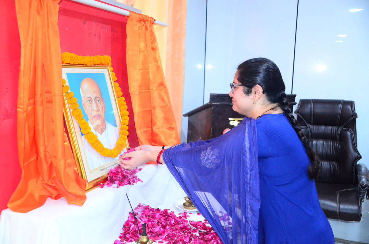 BagpatDm's tweet image. आज राष्ट्रीय एकता दिवस के अवसर पर लौह पुरुष सरदार वल्लभभाई पटेल जी की 150वीं जयंती के अवसर पर बागपत कलेक्ट्रेट सभागार में सभी ने राष्ट्र की #एकता, अखंडता एवं सुरक्षा बनाए रखने की #शपथ ली एवं सरदार पटेल के चित्र पर पुष्पांजलि अर्पित की। #UnityDay #SardarPatel