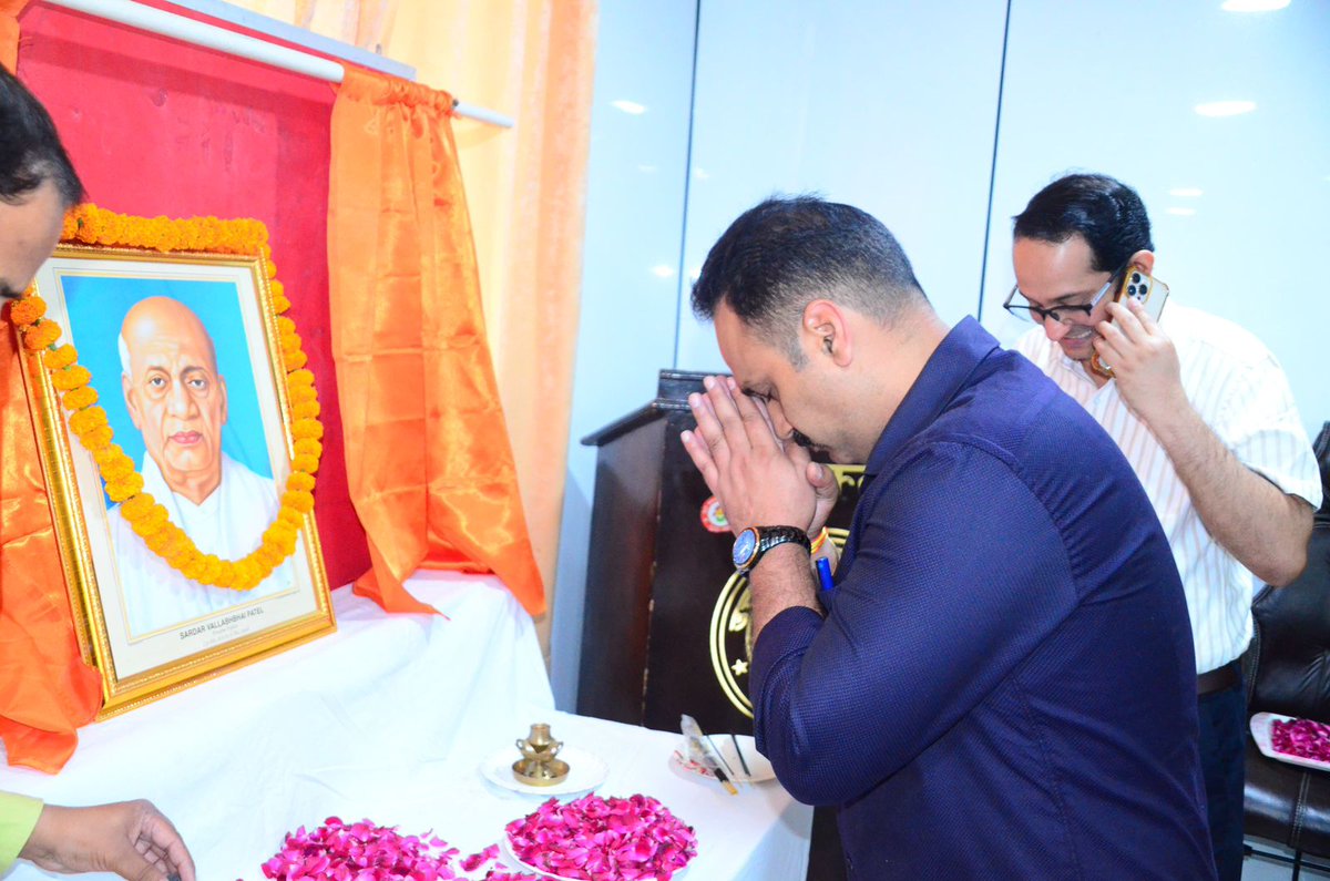 BagpatDm's tweet image. आज राष्ट्रीय एकता दिवस के अवसर पर लौह पुरुष सरदार वल्लभभाई पटेल जी की 150वीं जयंती के अवसर पर बागपत कलेक्ट्रेट सभागार में सभी ने राष्ट्र की #एकता, अखंडता एवं सुरक्षा बनाए रखने की #शपथ ली एवं सरदार पटेल के चित्र पर पुष्पांजलि अर्पित की। #UnityDay #SardarPatel