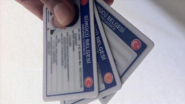 🚨 Eski tip ehliyetlerin yenilenmesi için tanınan süre bugün sona erecek.

▪️1,8 milyon kişi, yenileme işlemi yapmazsa ehliyetleri geçersiz olacak.

▪️Bugün 15 TL olan yenileme ücreti, yarın 7.438 TL olacak.