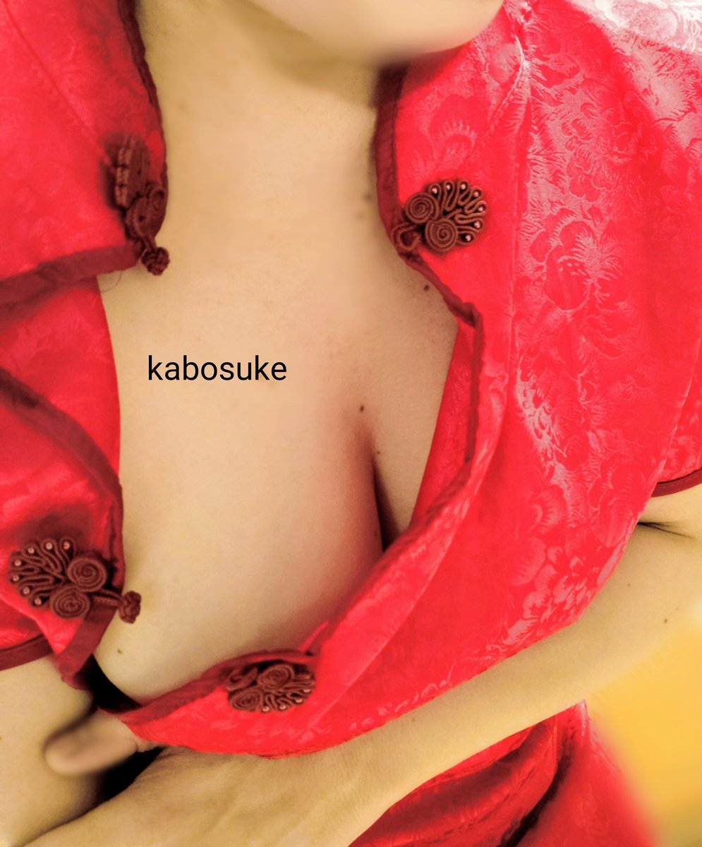 今夜はハロウィン🎃なんで赤チャイナ👗で部屋飲み🍸️
ボタンが緩くてすぐにポロリするらしい🤤
ちなみに明日から三連休なんで指3本らしいです✌😁