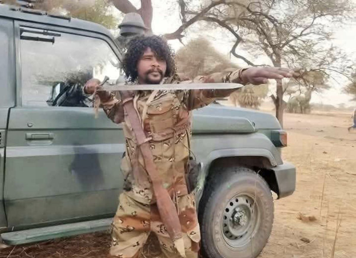 المدعو عبد الله إدريس وكنيته "ابو لولو" ينتمي لقوات الدعم السريع حسب مصادر كثيرة صار يعرف ب #سفاح_الفاشر يقتل بدماء باردة ووحشية تعافها وحوش الغاب ويوثق جرائمه بنفسه وينشرها عبر مواقع التواصل متباهيا بها ومتحديا العدالة الدولية..
هذا المجرم الفاجر والوحش الكاسر يجب ايقافه