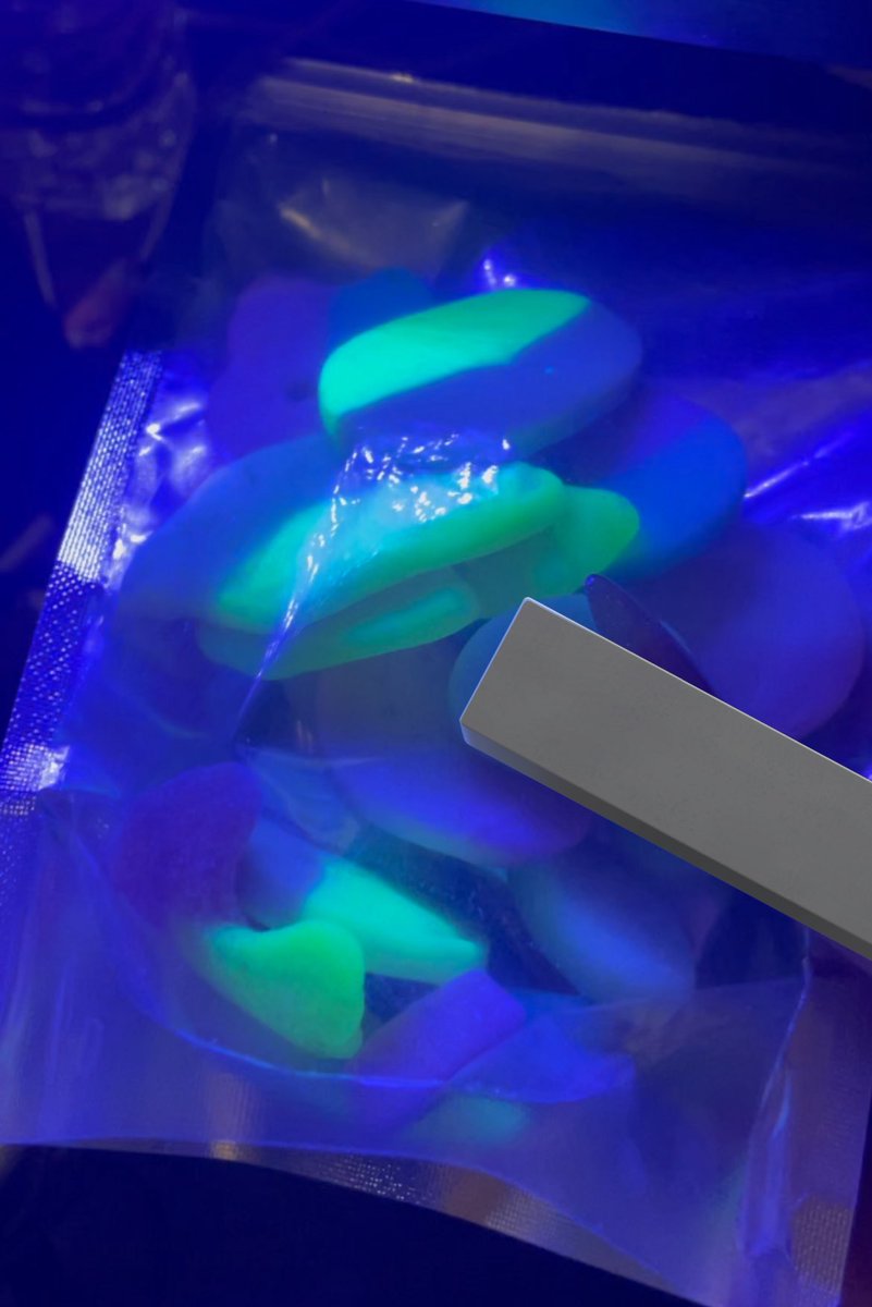 o1wp_'s tweet image. めちゃくちゃ食べたかったスウェディッシュキャンディネイルしながら食べてたんだけどUVライトで光り出して困惑味は美味い