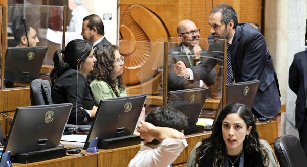 __elmercurio's tweet image. Gobierno retrocede y vuelve a elevar el monto del reembolso a candidatos por cada voto obtenido de $1.026 a $1.579
beta.elmercurio.com/2025/10/31/nac…