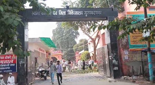 ZEEUPUK's tweet image. #muzaffarnagar 

मुज़फ्फरनगर में दिनदहाड़े फायरिंग से मचा हड़कंप
बाइक सवार बदमाशों ने युवक पर बरसाईं गोलियां
गंभीर हालत में घायल दीपांशु को मेरठ रेफर
एसएसपी मौके पर पहुंचे, पुलिस ने शुरू की जांच 

#Firing #GunAttack #Shootout #ZeeUPUK  @muzafarnagarpol