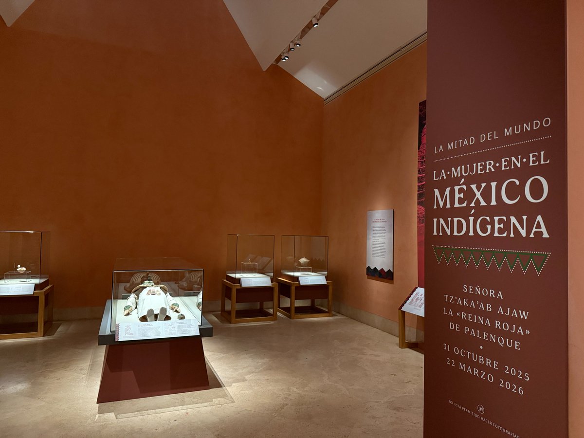 MuseoThyssen's tweet image. Hoy inauguramos en la sala 11 la muestra ‘La mitad del mundo. La mujer en el México indígena. Señora Tz’aka’ab Ajaw, la “Reina Roja” de Palenque’, que incluye el ajuar funerario de esta figura histórica de la civilización maya.

La muestra forma parte de ‘La mitad del mundo. La…