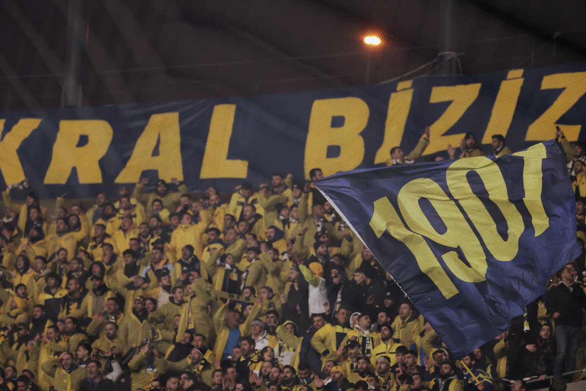 Bestelerde bahsedilen 300 kişi,
İnönü’de 3-0’dan maç çeviren tribün,
Deplasman tribünlerinin kralı olan kişiler bu insanlardı. 

Pazar günü o stad da yer alması gerekenler branş, maç, gün, saat ayırt etmeksizin Fenerbahçe’nin peşinde koşan tribün emekçilerinin olmalıydı.